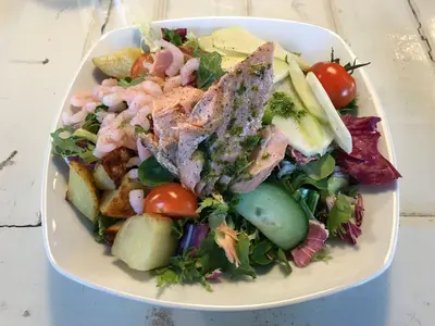 Bon Temps Cafe, lounas ja salaatti