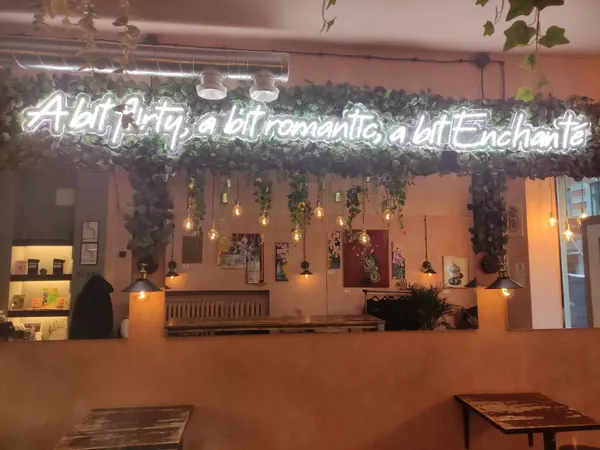 Enchanté Café, ranskalaishenkinen kahvila Kampissa