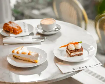 Kahvilan klassikoihin kuuluu mm. itse leivottu porkkanakakku ja sitruuna-marenkipiirakka.