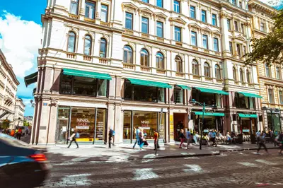 Strindberg sijaitsee hulppeassa rakennuksessa, jonka on suunnitellut arkkitehti Selim A. Lindqvist.