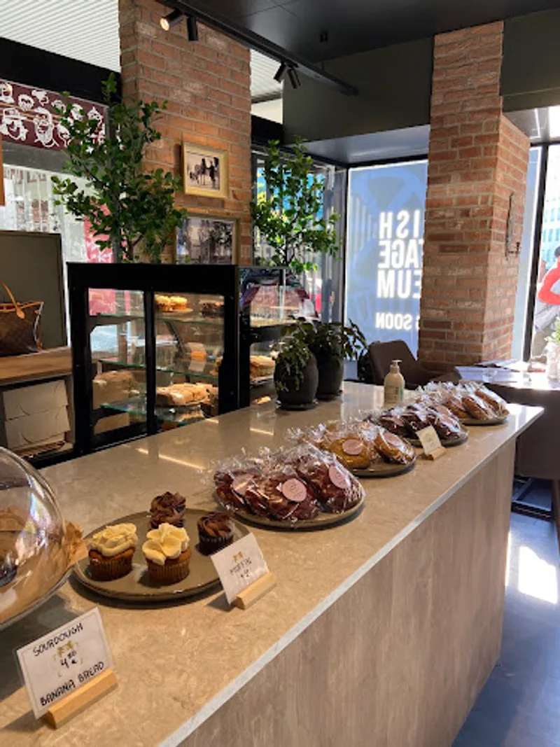 Heritage Cafe, viihtyisä taidekahvila Fredrikinkadulla