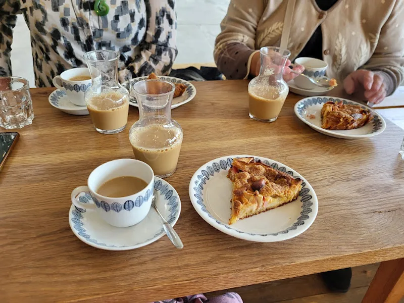 Maja Coffee Roastery, minimalistinen kahvila Lehtisaaressa