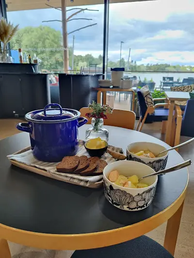 Food and wine at Finlandia Cafe