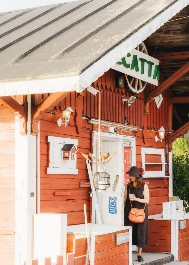 Cafe Regatta, ikoninen punainen mökkikahvila meren rannalla