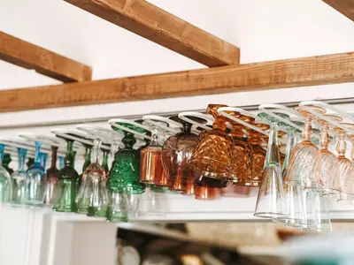 Kahvila Rakastanin laseja roikkuu ylösalaisin.